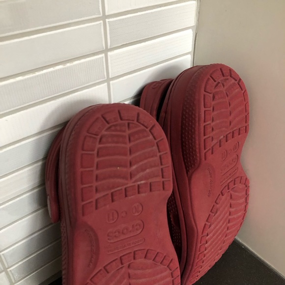 Unisex Red lined youth CROCS - Picture 8 of 10